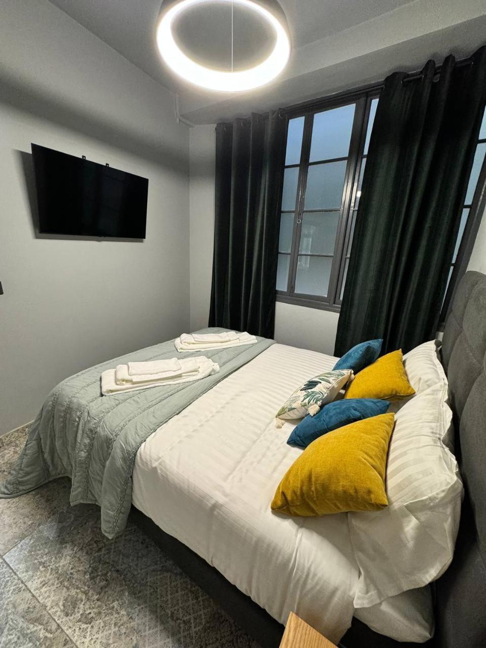 Alma De 2br With Art History & Comfort In The Heart Of The Apartment