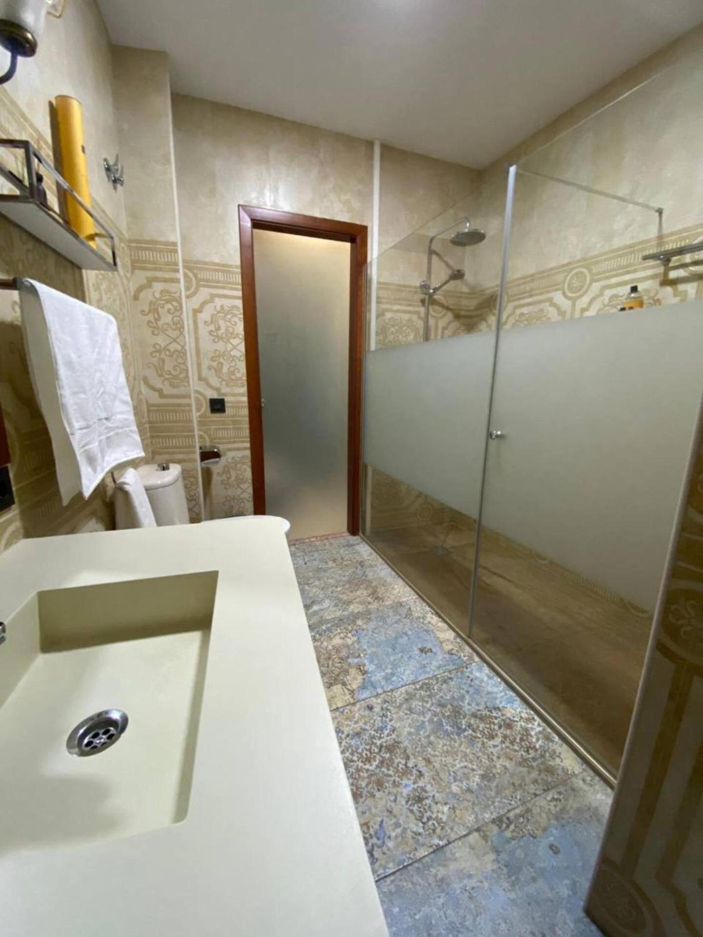 Alma De 2br With Art History & Comfort In The Heart Of The Apartment *